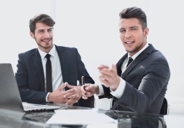 Ofiste bir masada oturan bir sözleşme imzalamadan sonra meslektaşları önemli belgeler doldurmak