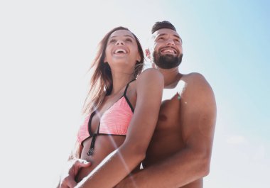 Mavi gökyüzüne bakarak Genç mutlu aile.