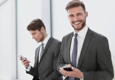 kopya alanı ile office lobby.photo oturuyor ve onların akıllı telefonlar kullanarak başarılı çalışanlar