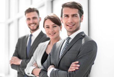 Birlikte çalışan genç çalışanlar. Takım çalışması kavramı.