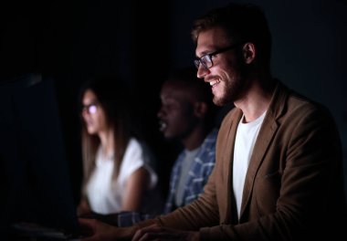 bilgisayar keyboard.photo siyah arka plan üzerine yazarak up.smiling işadamı kapatmak