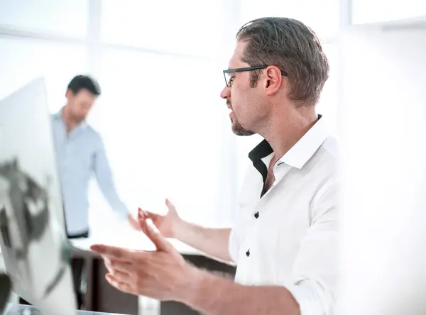 Hombre Negocios Hablando Mientras Está Sentado Escritorio Business Fondo — Foto de Stock