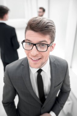 up.Confident genç işadamı bulanık office background.top görünümünde kapatın