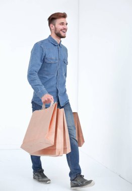 Alışveriş çantası izole beyaz ile genç ince erkek resmi