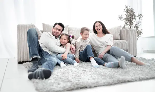 Família Feliz Sentado Tapete Sala Estar Foto Com Espaço Cópia — Fotografia de Stock
