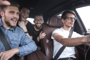 Kapat. Mutlu arkadaşlar arabada konuşuyor. dinlenme, seyahat, seyahat ve insanlar.