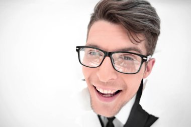 kendine güvenen işadamı aracılığıyla bir beyaz kağıt wall.photo kopya alanı ile kırma