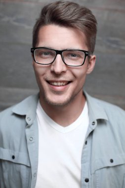 kapalı gülümseyen yakışıklı bir genç adam portresi