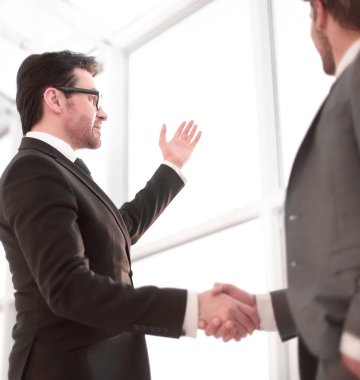 yakın çekim. İşadamları işbirliği office .en kavramı bir konuşma sırasında el sıkışan