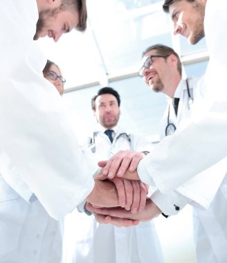 Alt görünümü. yakın bir doktor yukarı katlanmış ekip çalışması, onların elleri together.concept