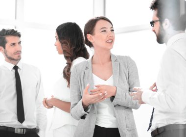 genç çalışanların ofiste konuşabilir. Office hafta içi