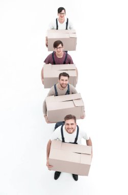 Beyaz zemin üzerine karton kutular erkeklerle teslim.