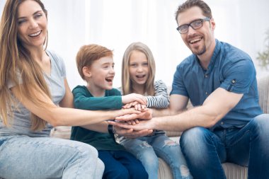 sıkı sıkıya bağlı aile onların birlik .aile takım kavramı gösterilen
