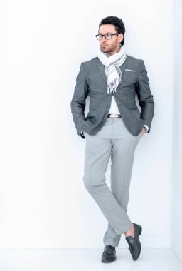 kopya alanı ile beyaz background.photo tarih içinde tam growth.pensive iş adamı