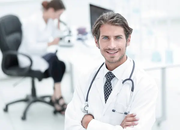 Bem Sucedido Feliz Sorridente Masculino Médico Com Fonendoscópio — Fotografia de Stock