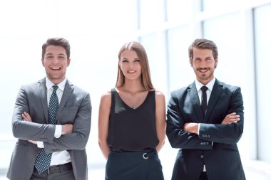 Kapat. Üç başarılı genç girişimci bir arada duruyor.