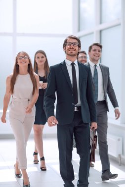 İş adamı iş adamlarının önünde yürüyor. iş kavramı