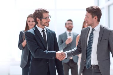 Ofis koridorunda el sıkışan iş adamları. iş günleri