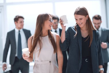 Elinde kahve bardakları olan çalışanlar iş molasında bir şey tartışıyorlar. iş günleri