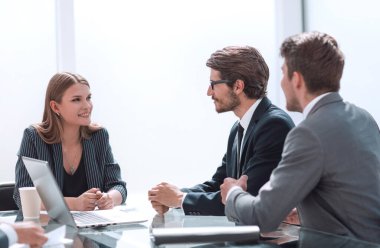 İş adamları ortak ticari bir proje için fikir alışverişinde bulunuyorlar. iş kavramı