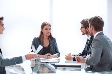 İş ekibi yeni bir başlangıç için fikir alışverişinde bulunuyor. iş kavramı