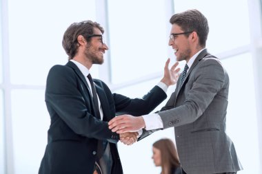 İş arkadaşları el sıkışıyor. işbirliği konsepti