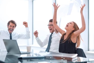 Mutlu iş ekibi takım çalışmasının başarısını gösteriyor. başarılı bir başlangıç