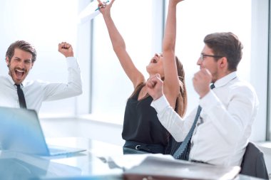 Mutlu çalışanlar takım çalışmasının başarısını gösteriyor. başarılı bir başlangıç