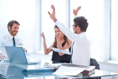 Mutlu çalışanlar takım çalışmasının başarısını gösteriyor. başarılı bir başlangıç