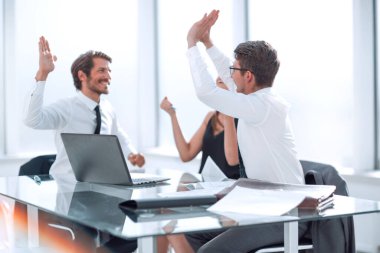 Mutlu çalışanlar takım çalışmasının başarısını gösteriyor. başarılı bir başlangıç