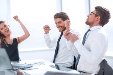 Kapat. Mutlu çalışanlar başarılarını gösteriyor. başarılı bir başlangıç
