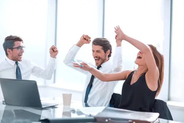 Feliz Equipo Negocios Sentado Oficina Escritorio Concepto Éxito — Foto de Stock