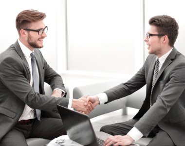 Kapat. İş adamı iş ortağıyla el sıkışıyor. İş birliği kavramı.