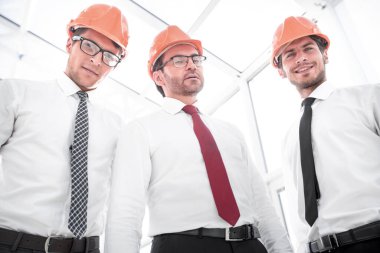 Ofisin arka planında bir grup tasarımcı var. iş kavramı