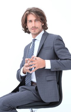 Beyaz arka plan üzerinde izole chairand poz üzerinde genç bir yakışıklı malesitting