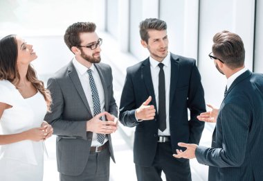 Grup söz, ofiste ayakta iş adamları. Office hafta içi