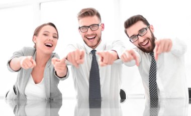 Grup başarılı genç adam seçim you.the kavramı işaret