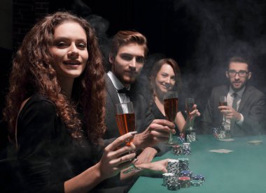 Servet casino.concept bir masada oturup poker oyuncuları