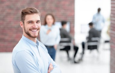 Ofiste gülümseyen neşeli adam..