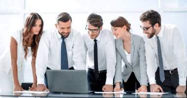 iş takım ayakta desktop.photo kopya alanı ile yakın