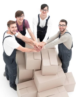 Taşıma kutuları, beyaz arka plan üzerinde izole mutlu gülümseyen nakliyeciler,