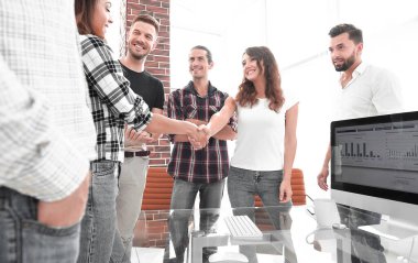 Genç tasarımcılar ve yaratıcı bir Office İstemcisi el sıkışma