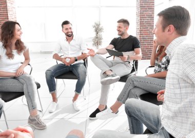 kopya alanı ile office.photo lobisinde otururken fikirleri tartışmak iş takım