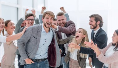 Şirket çalışanları meslektaşlarını alkışlıyor. kopyalama alanı olan fotoğraf