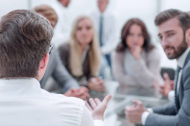 yakın kapatın. ofis Masasında oturan iş adamlarının arka plan görüntüsü. kopya alanı ile fotoğraf