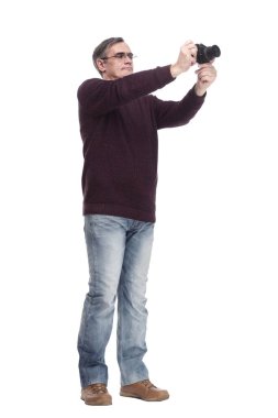 Tam boy. Kameralı sıradan bir adam. beyaz arkaplanda izole edilmiş.