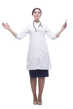 Tam gelişim. Akıllı telefonlu bir kadın doktor. beyaz arkaplanda izole edilmiş.