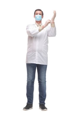 Koronavirüs salgını sırasında koruyucu giysi, maske ve gözlük takan doktor tıbbi eldiven takıyor. Laboratuvar araştırmaları için koruyucu tıbbi ekipman, doktor, hemşire.