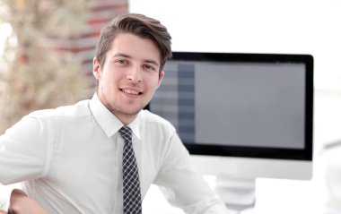 kopya alanı ile bir bilgisayar screen.photo önünde oturan başarılı çalışan