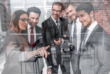 İş karşılaşma içinde modern ofis arkasında cam pencereler, geniş açı çekim dış yapı